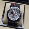 Tissot — esfera plateada con detalles rojos y correa negra