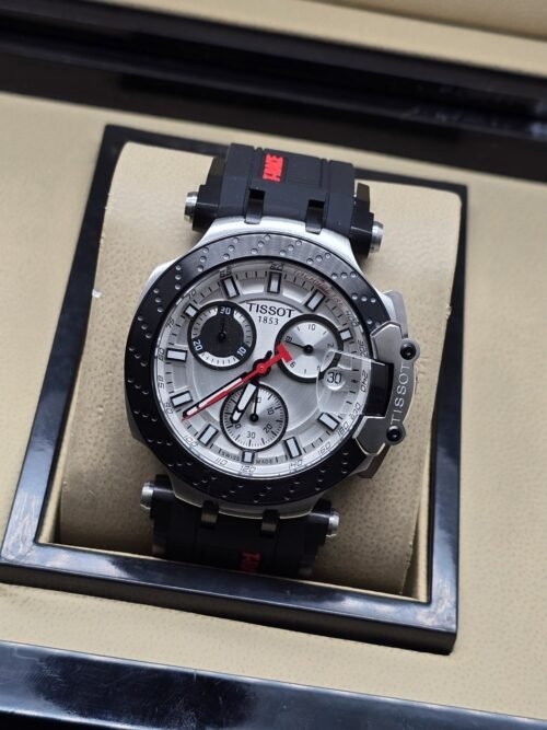 Tissot — esfera plateada con detalles rojos y correa negra