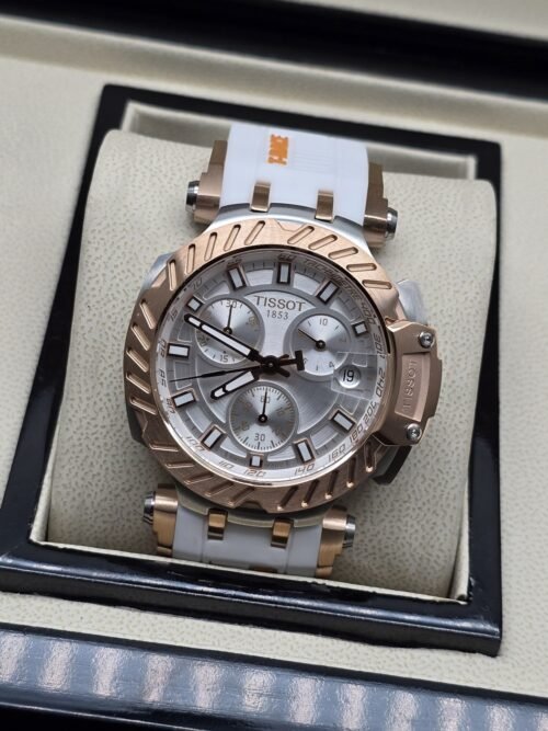 Tissot — esfera clara con subesferas y bisel rosado