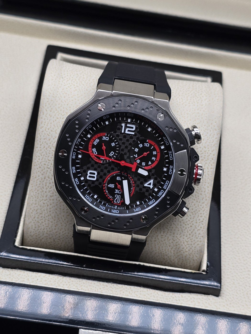 Tissot — esfera negra con números blancos y caja negra