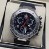 Tissot — esfera negra con detalles rojos y caja plateada