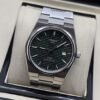 Tissot — esfera verde texturizada y brazalete plateado