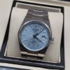 Tissot — esfera celeste texturizada y brazalete plateado