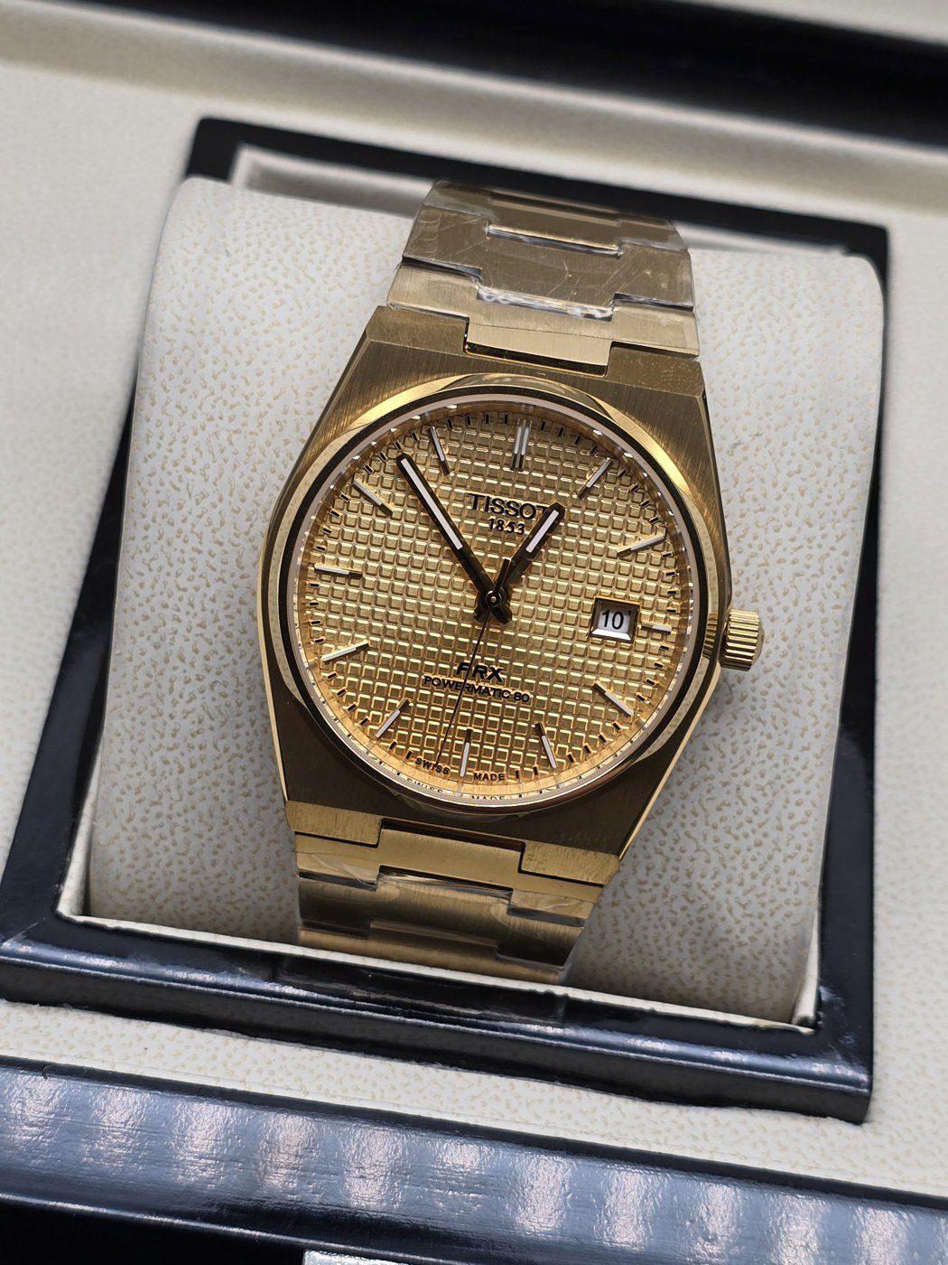 Tissot — esfera dorada texturizada y brazalete dorado