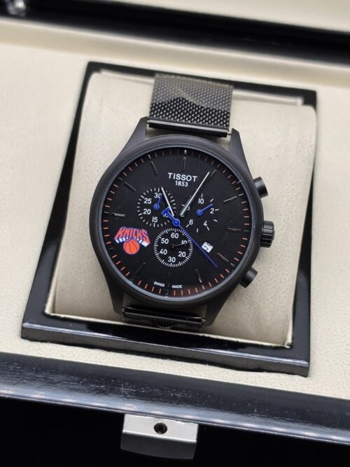 Tissot — esfera negra con detalles azules y brazalete oscuro