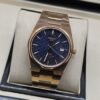 Tissot — esfera azul texturizada y brazalete dorado