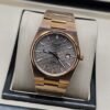 Tissot — esfera gris texturizada y brazalete rosado