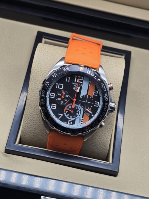 TAG Heuer — esfera negra con detalles naranjas y correa naranja