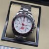 TAG Heuer — esfera blanca con detalles rojos y brazalete plateado