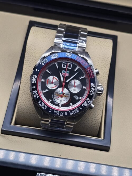 TAG Heuer — esfera negra con subesferas claras y brazalete plateado