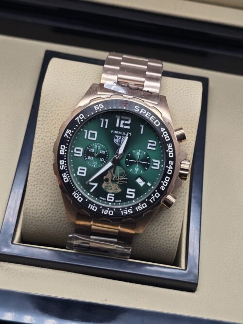 TAG Heuer — esfera verde con números blancos y brazalete rosado