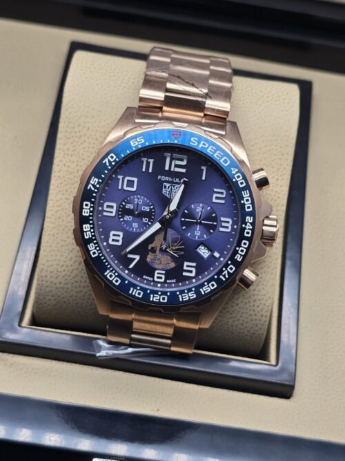 TAG Heuer — esfera azul con números blancos y brazalete rosado