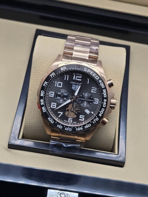 TAG Heuer — esfera gris con números blancos y brazalete rosado