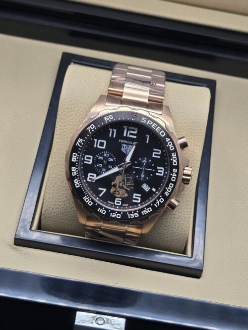 TAG Heuer — esfera negra con números blancos y brazalete rosado