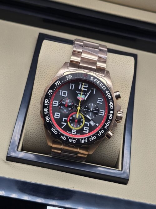 TAG Heuer — esfera negra con aro rojo y brazalete rosado