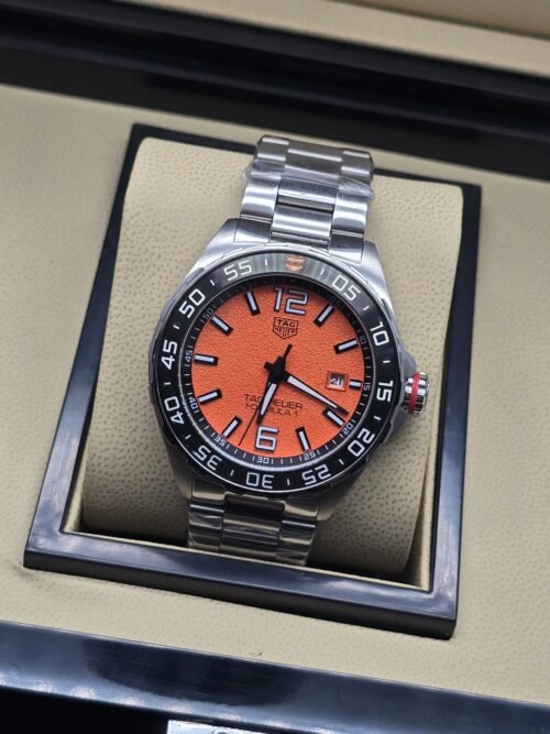TAG Heuer — esfera naranja y brazalete plateado