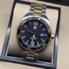 TAG Heuer — esfera negra con detalles dorados y brazalete bicolor