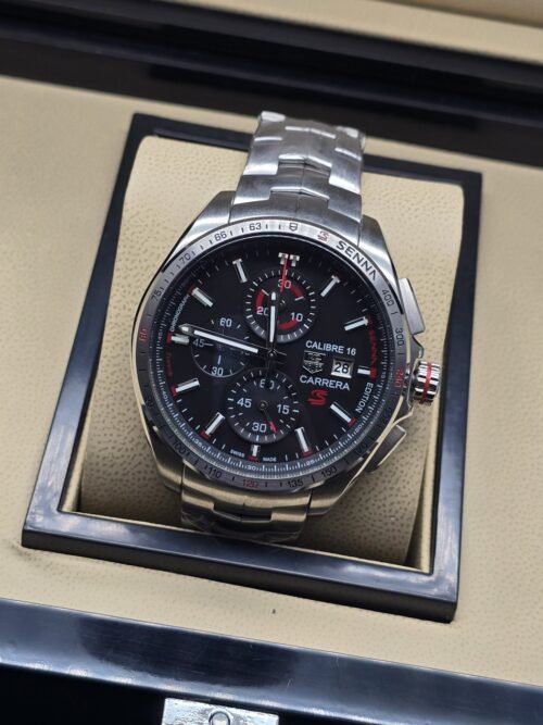 TAG Heuer — esfera negra con subesferas y brazalete plateado