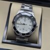 TAG Heuer — esfera blanca texturizada y brazalete plateado