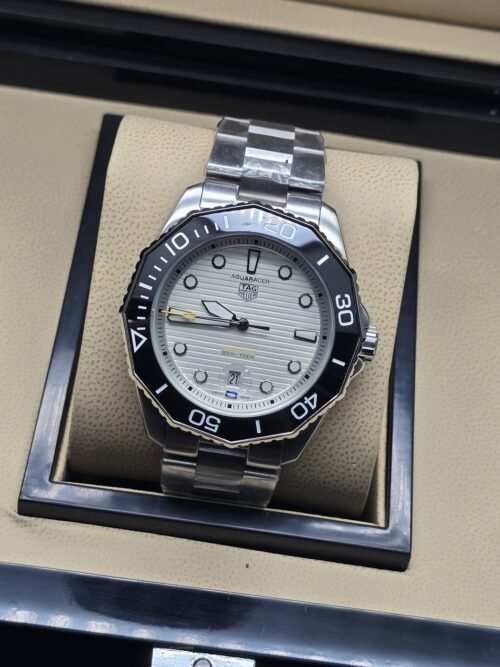 TAG Heuer — esfera blanca texturizada y brazalete plateado