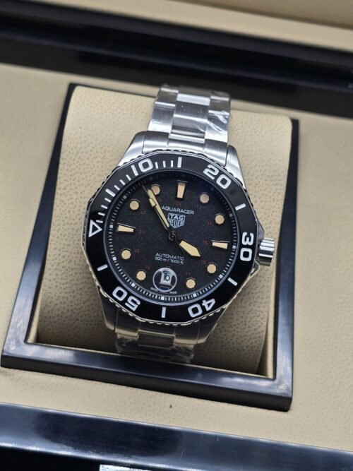 TAG Heuer — esfera negra con bisel negro y brazalete plateado