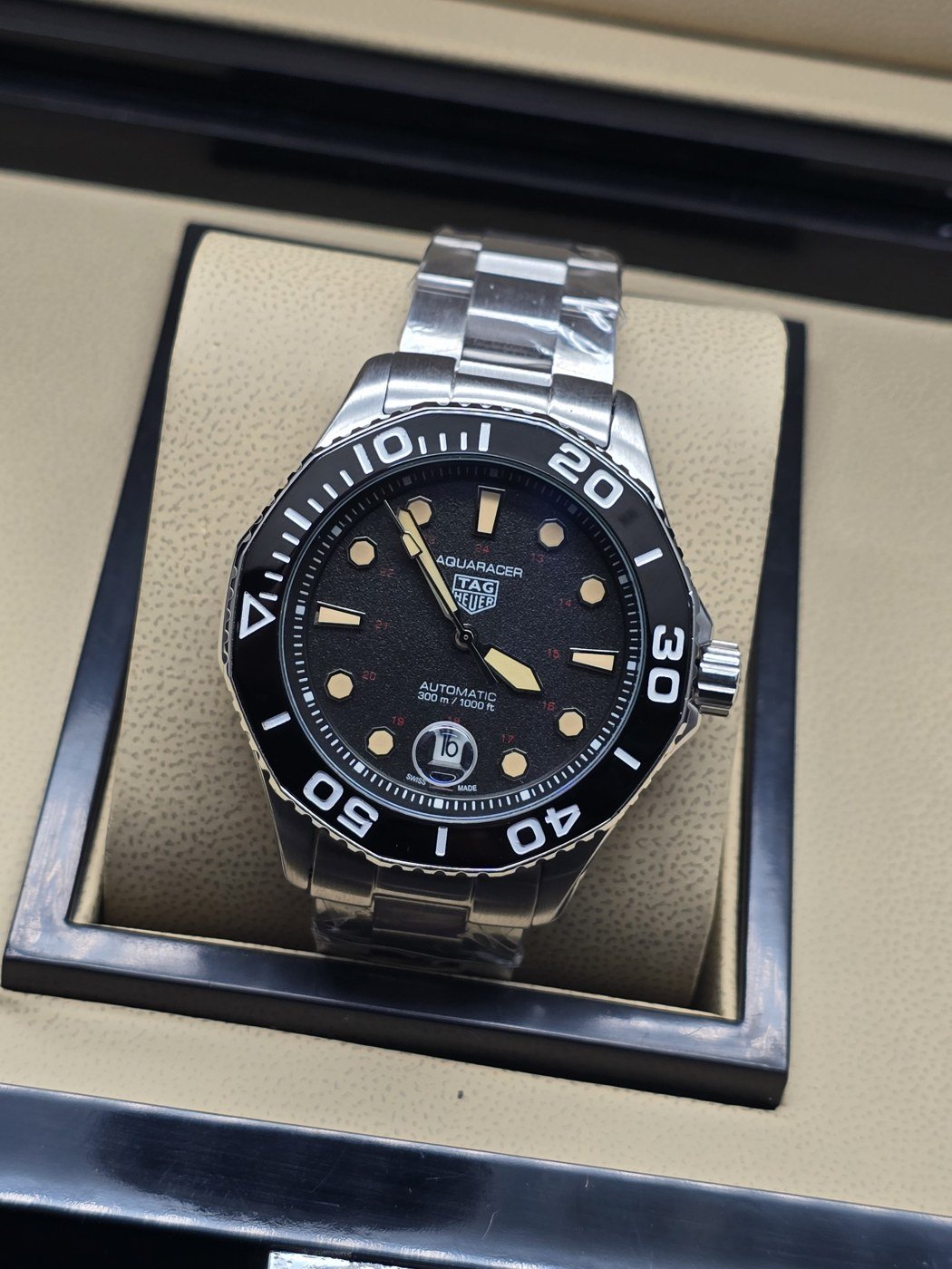 TAG Heuer — esfera negra con bisel negro y brazalete plateado