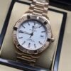 TAG Heuer — esfera blanca y brazalete dorado
