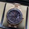 TAG Heuer — esfera oscura con detalles rosados y brazalete rosado