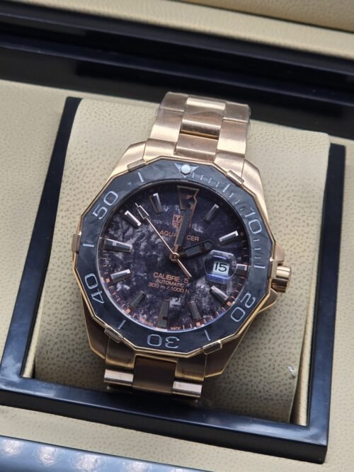 TAG Heuer — esfera oscura con detalles rosados y brazalete rosado