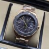 TAG Heuer — esfera oscura con detalles amarillos y brazalete rosado