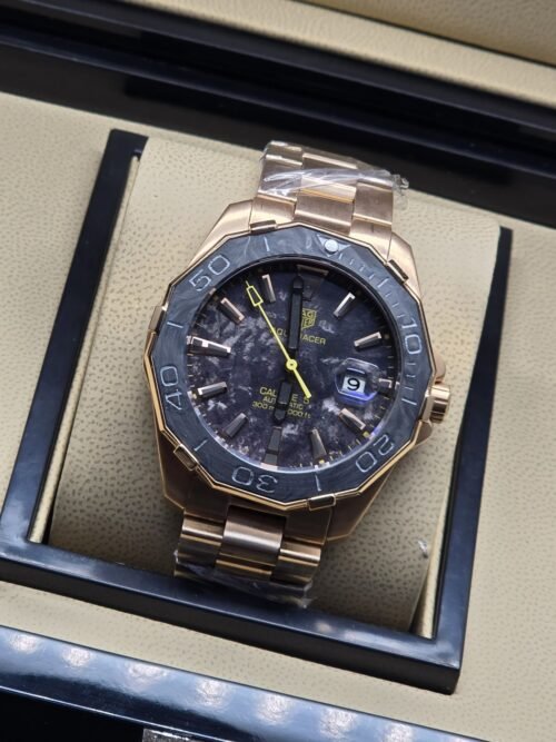TAG Heuer — esfera oscura con detalles amarillos y brazalete rosado