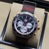 TAG Heuer — esfera negra con subesferas claras y correa de costuras rojas