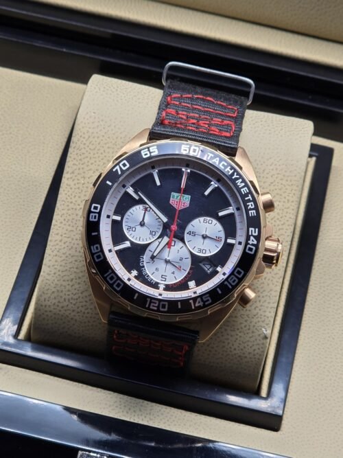 TAG Heuer — esfera negra con subesferas claras y correa de costuras rojas