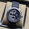 TAG Heuer — esfera negra con subesferas y correa perforada negra