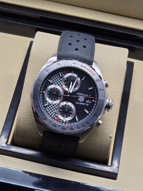 TAG Heuer — esfera negra con subesferas y correa perforada negra