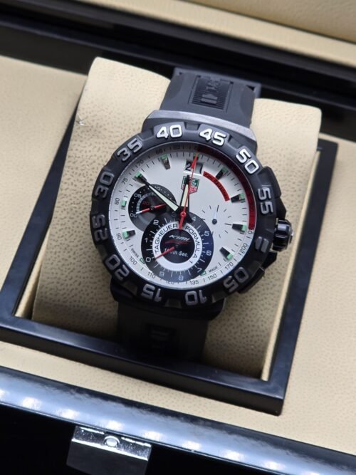 TAG Heuer — esfera blanca con subesferas y correa negra
