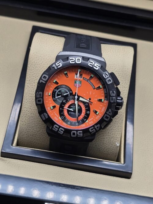 TAG Heuer — esfera naranja con subesferas y correa negra