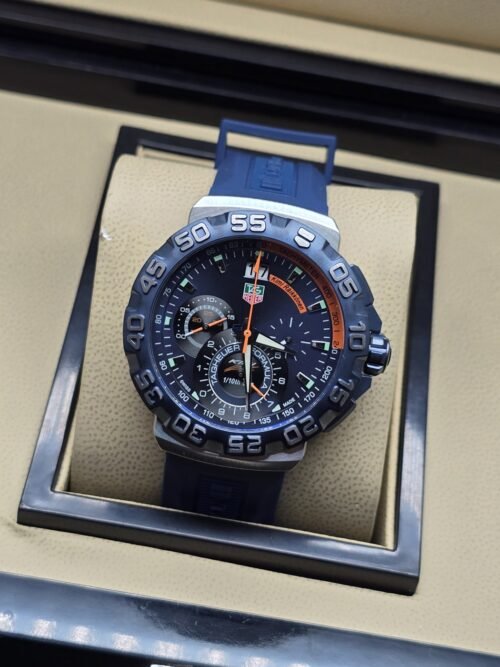TAG Heuer — esfera azul con detalles naranjas y correa azul
