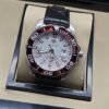 TAG Heuer — esfera blanca con bisel rojo y correa negra