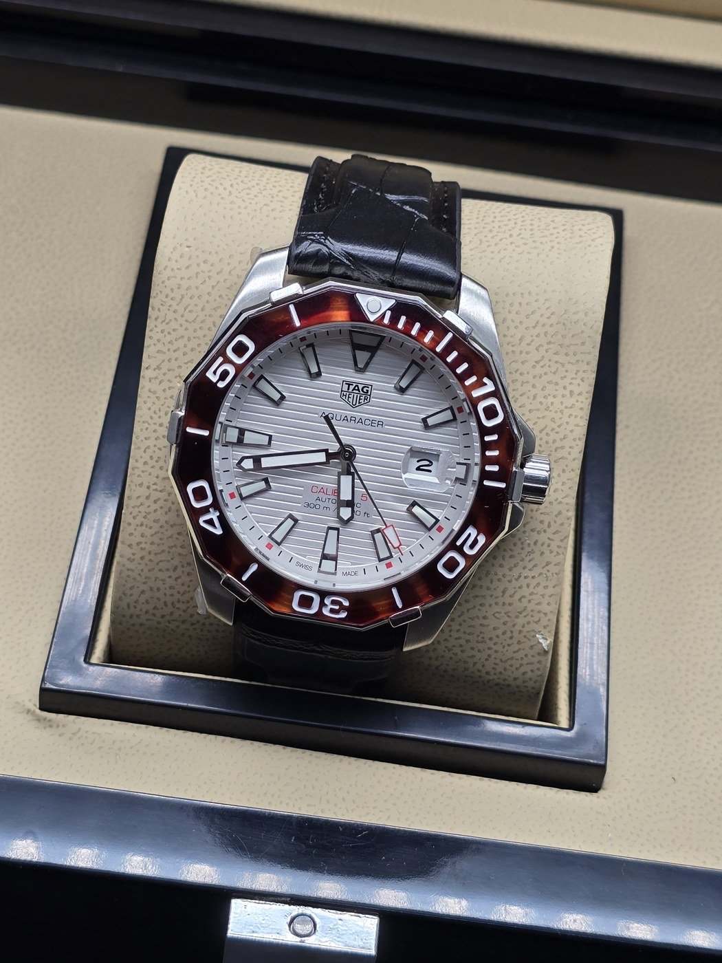 TAG Heuer — esfera blanca con bisel rojo y correa negra
