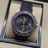 TAG Heuer — esfera oscura con detalles amarillos y correa de costuras amarillas