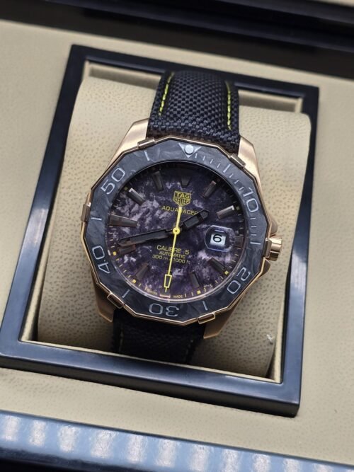 TAG Heuer — esfera oscura con detalles amarillos y correa de costuras amarillas