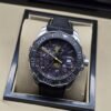 TAG Heuer — esfera oscura con detalles amarillos y correa negra