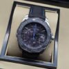 TAG Heuer — esfera oscura con detalles azules y correa de costuras azules