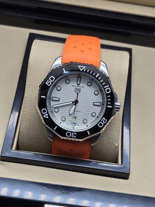 TAG Heuer — esfera blanca y correa naranja