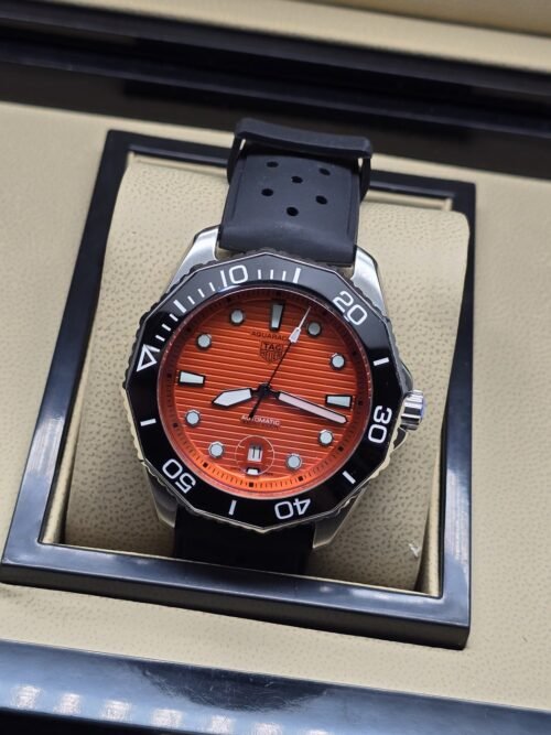 TAG Heuer — esfera naranja y correa perforada negra