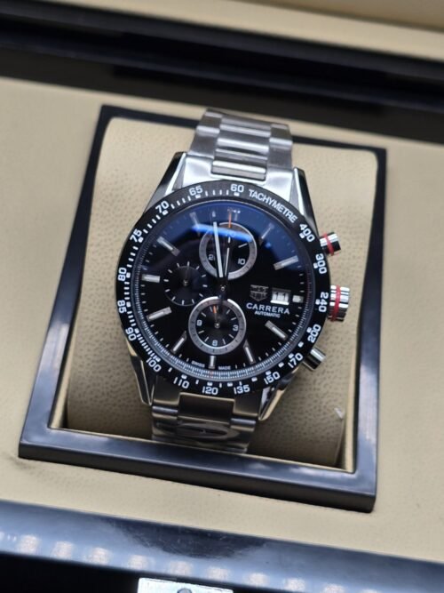 TAG Heuer — esfera negra con dos subesferas y brazalete plateado