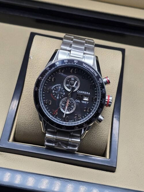TAG Heuer — esfera negra con tres subesferas y brazalete plateado