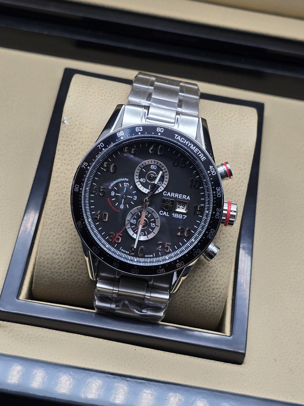 TAG Heuer — esfera negra con tres subesferas y brazalete plateado