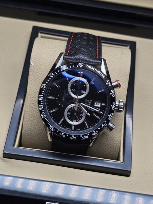 TAG Heuer — esfera negra con dos subesferas y correa de costuras rojas
